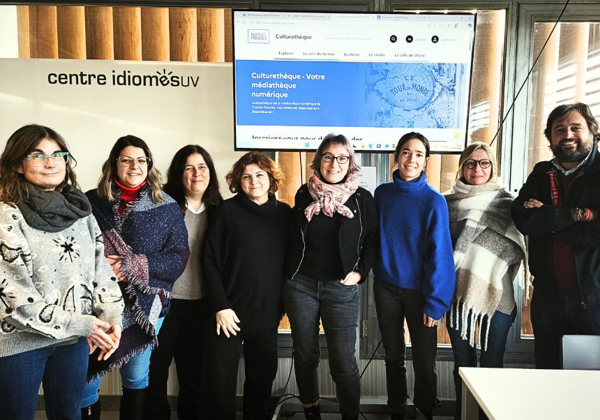 Equip docent del departament de francés i personal del CDI i l'Institut Française posant junts en un aula 